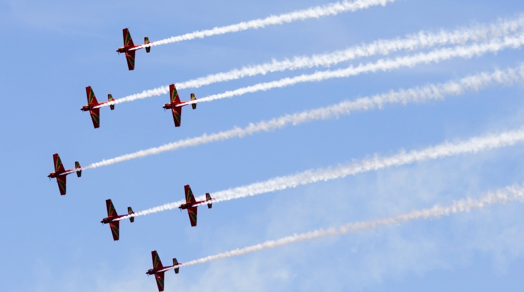 αεροσκαφη επιδειξης στον αερα, καπνοι