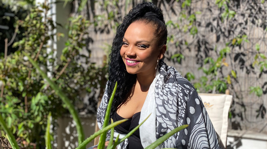 Η τραγουδίστρια Idra Kayne μιλάει από το μπαλκόνι της