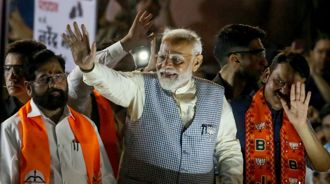 Ο Μόντι χαιρεταει τους ψηφοφορους του