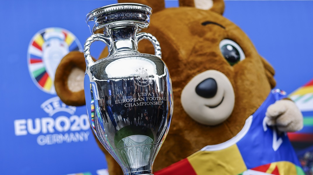 Το τρόπαιο του EURO 2024 μαζί με τη μασκότ, τον Albaert στο Βερολίνο 