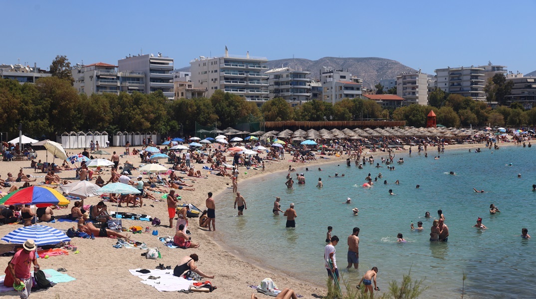 Στις παραλίες ξεχύθηκε ο κόσμος μετά την άνοδο της θερμοκρασία και κύμα καύσωνα 
