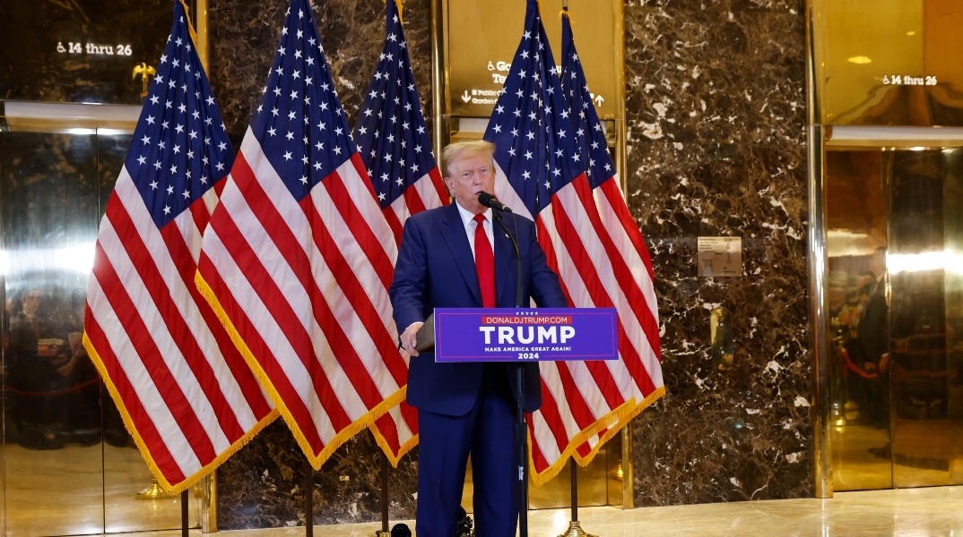  Ο  Ντόναλντ Τραμπ, σημαιες