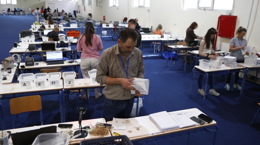 θρανια, υπαλληλοι μετρουν ψηφους