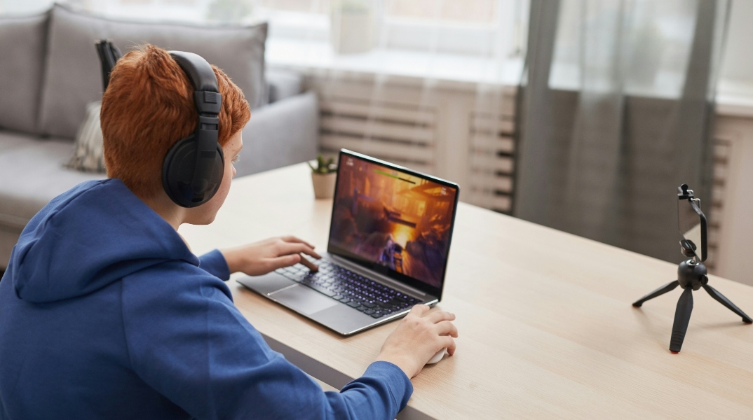 αγορι μπροστα απο υπολογιστη