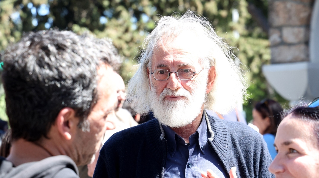 Μιχάλης Αεράκης: Ξέρω τι σημαίνει δυστυχία. Πολλές φορές έπαιρνα γόπα από κάτω να την καπνίσω