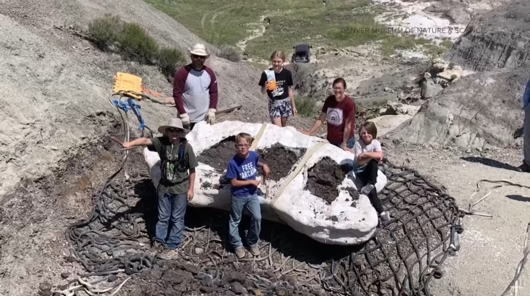 4 παιδια, 2 ενηλικες, Απολίθωμα Τυραννόσαυρου Ρεξ