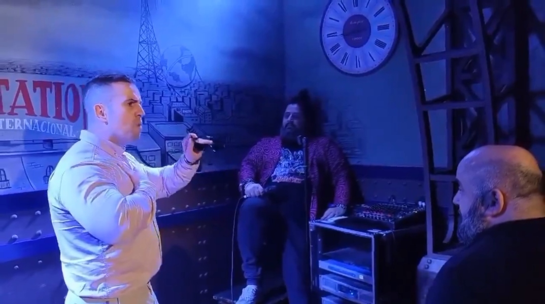 Πατέρας επιτέθηκε σε Ισπανό κωμικό στη σκηνή επειδή έκανε σεξουαλικό αστείο για τον γιο του (Βίντεο)