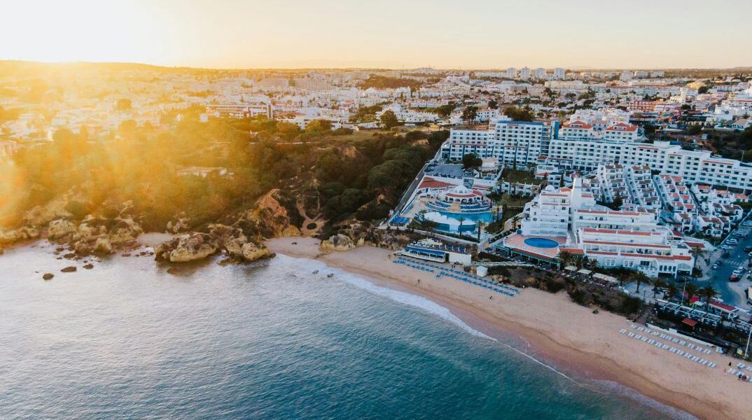 Ο υπερτουρισμός και ξηρασία στεγνώνουν τις αποθήκες νερού του Αλγκάρβε