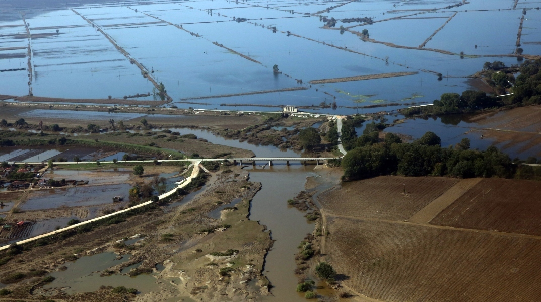πλημμυρισμενα χωραφια, δρομοι, γεφυρα