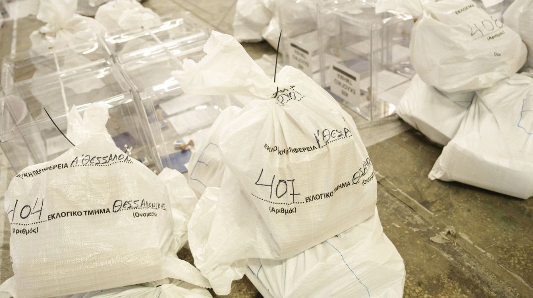 Προετοιμασίες στα εκλογικά τμήματα για τις εκλογές της Κυριακής