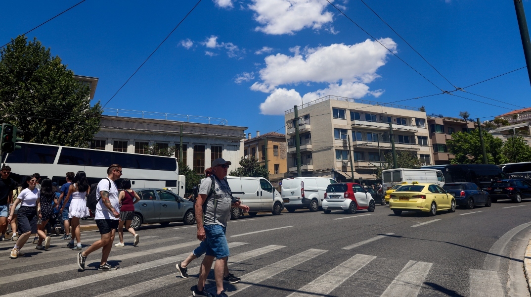 δρομος, περαστικοι, αμαξια, συννεφα, ουρανος