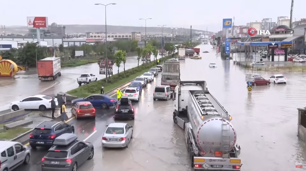 πλημμυριμσενα σπιτια, δρομοι, αυτοκινητα