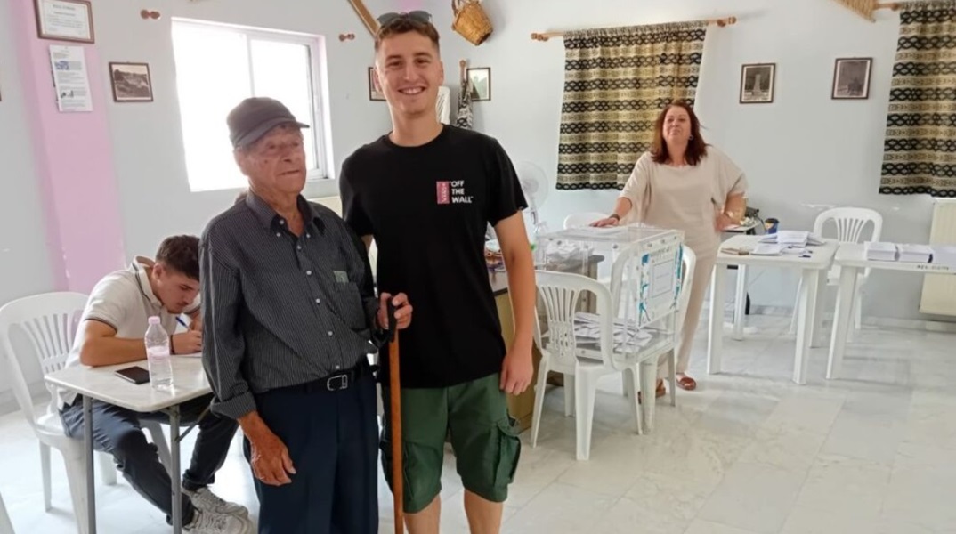 Ευρωεκλογές 2024: Παππούς στην Άζωρο Ελασσόνας ψήφισε με τον εγγονό και τον δισέγγονό του 