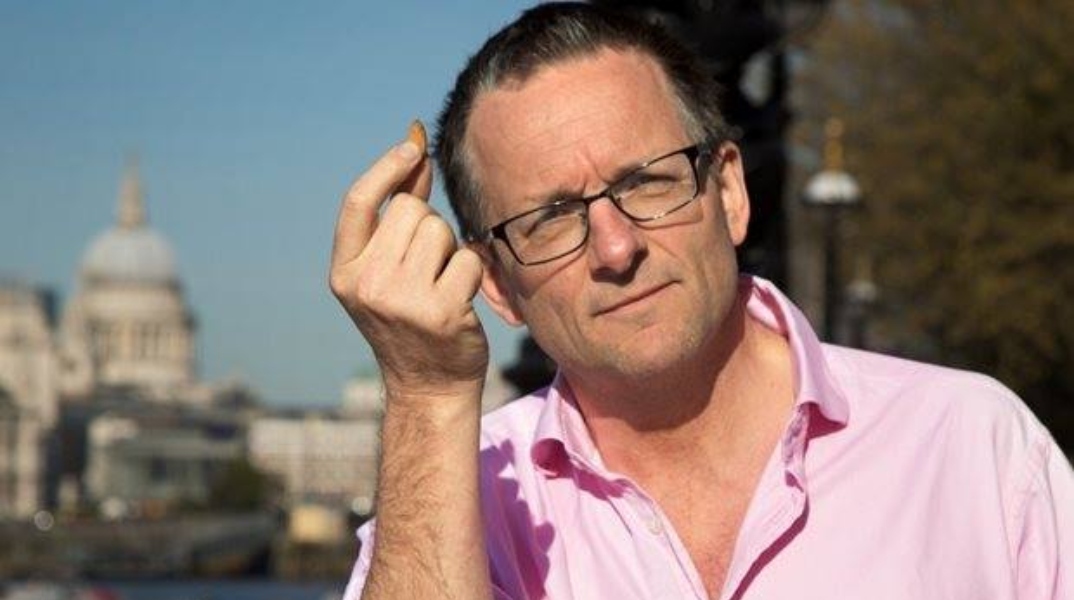 ο Μάικλ Μόσλεϊ κραταει αμυγδαλο