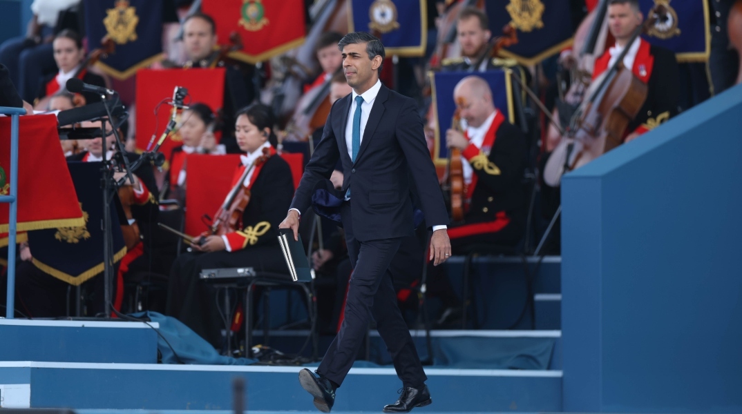 Ο Ρίσι Σούνακ, ορχηστρα, σημαιες, οργανα