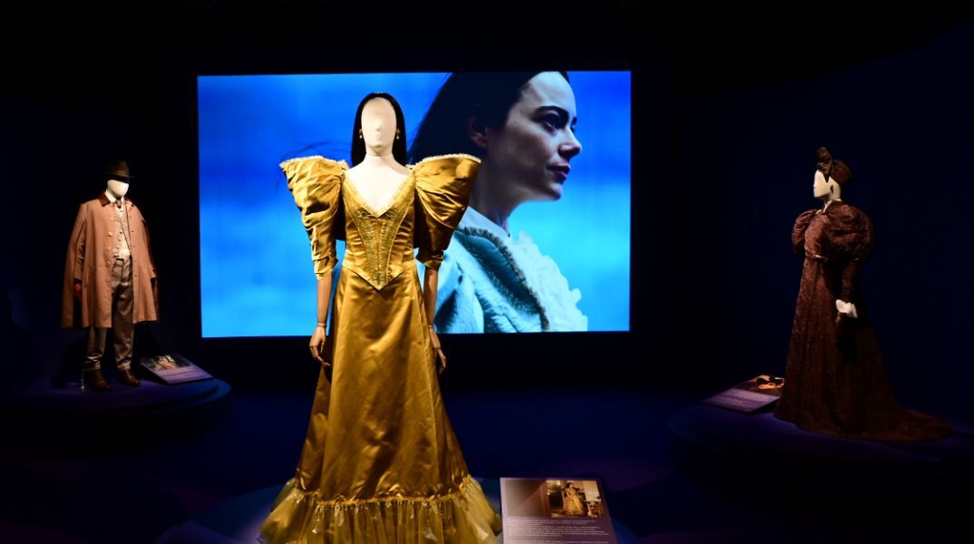 Τα κουστούμια του «Poor Things» κοσμούν το Μουσείο Μπενάκη 