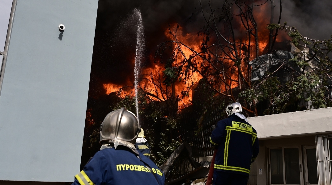 πυροσβεστες, φωτια, σπιτια