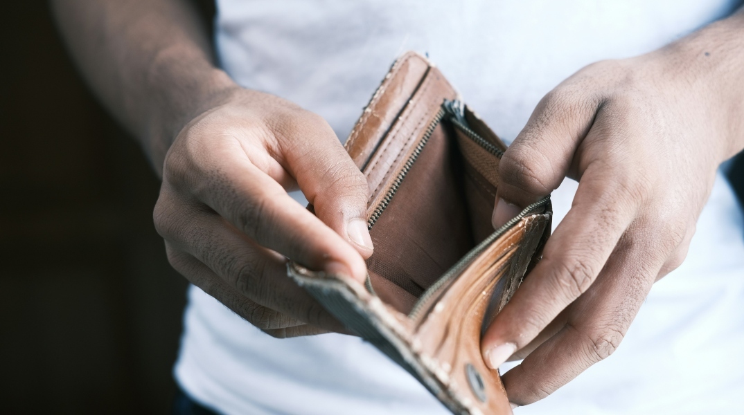 2 χερια κραταν αδειο πορτοφολι