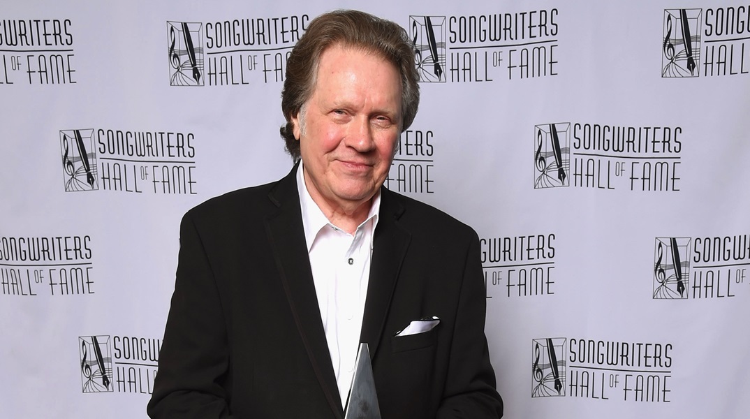 Ο Μαρκ Τζέιμς στη βράβευσή του 