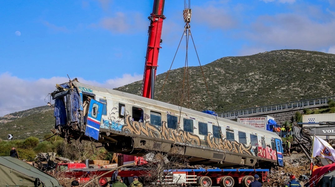 γερανος υψωνει κατεστραμμενο βαγονι τραινου