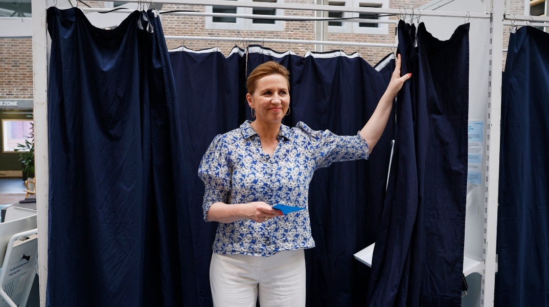 η Μέτε Φρέντρικσεν σε εκλογικο παραβαν