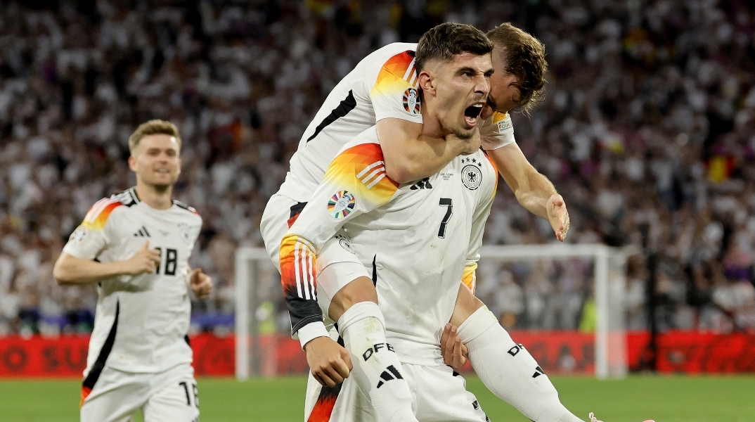 γερμανοι ποδοσφαιριστές πανηγυρίζουν