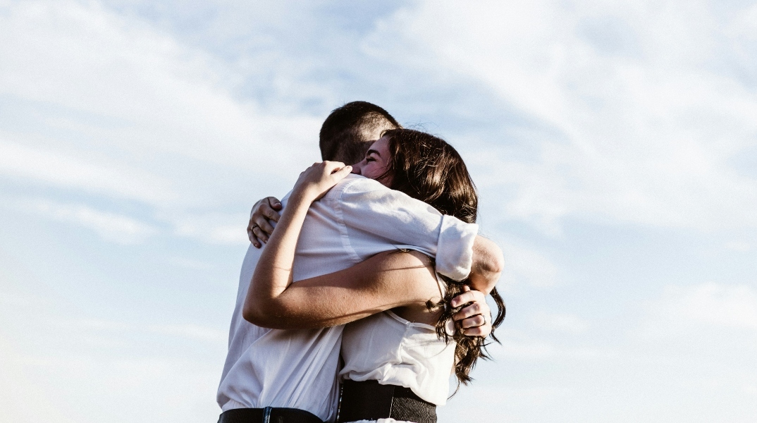 ανδρας, γυναικα, αγκαλιαζονται 