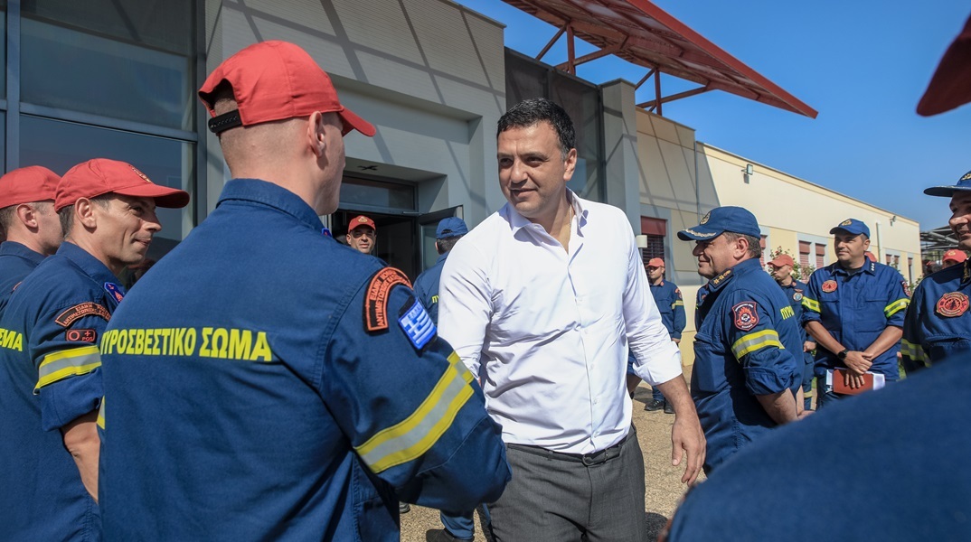 Κικίλιας: Κάμερα drone κατέγραψε καπνό διπλά σε σπίτια στο Πανόραμα Βούλας Σε 4 λεπτά επιχείρησαν πυροσβέστες