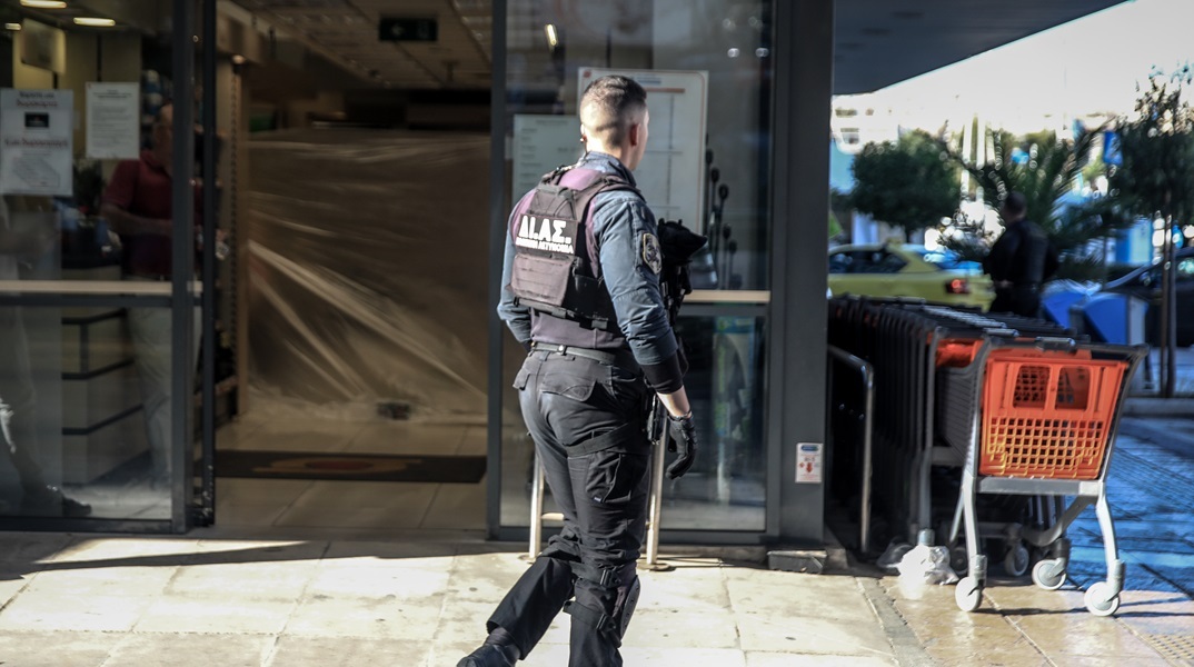 Ακτή Μουτσοπούλου: Τι εκτιμούν οι Αρχές για τους πυροβολισμούς έξω από το σούπερ μάρκετ στον Πειραιά