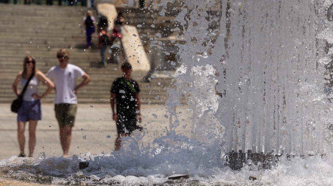 Ανεβαίνει η θερμοκρασία και η ζέστη είναι ανυπόφορη στην Αττική 