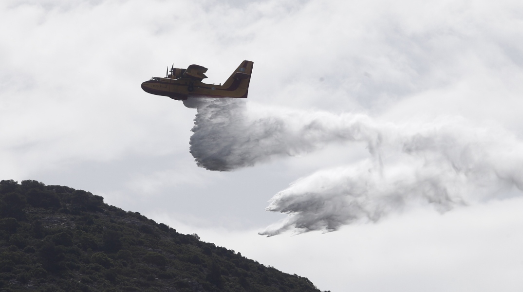 Αεροπλάνο επιχειρεί σε φωτιά