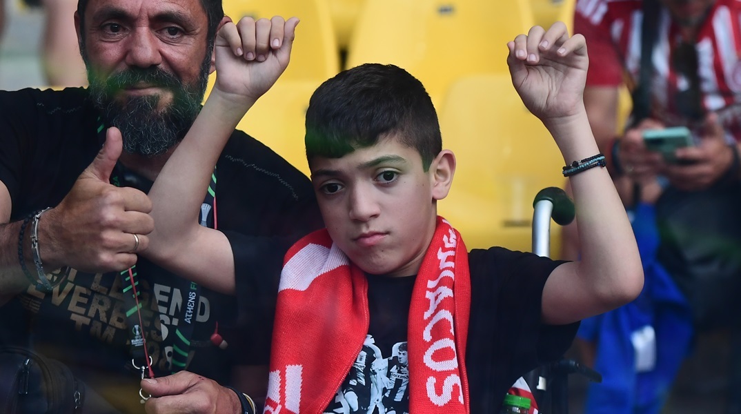 ο μικρός Γιαννάκης στον τελικό του Conference League 