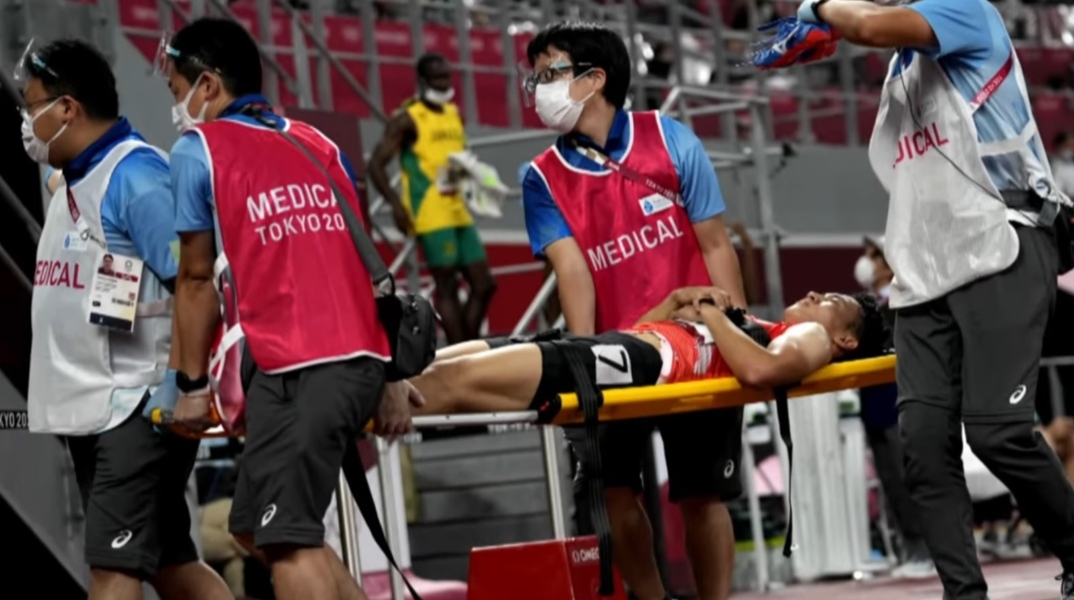 αθλητης σε φορειο, νοσοκομοι, γηπεδο