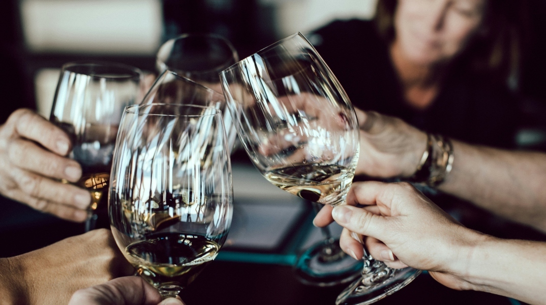 χερια κραταν ποτηρια