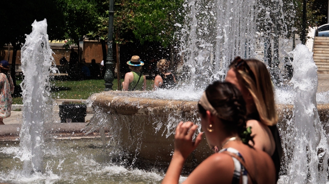 συντριβανι, περαστικοι, πλατεια