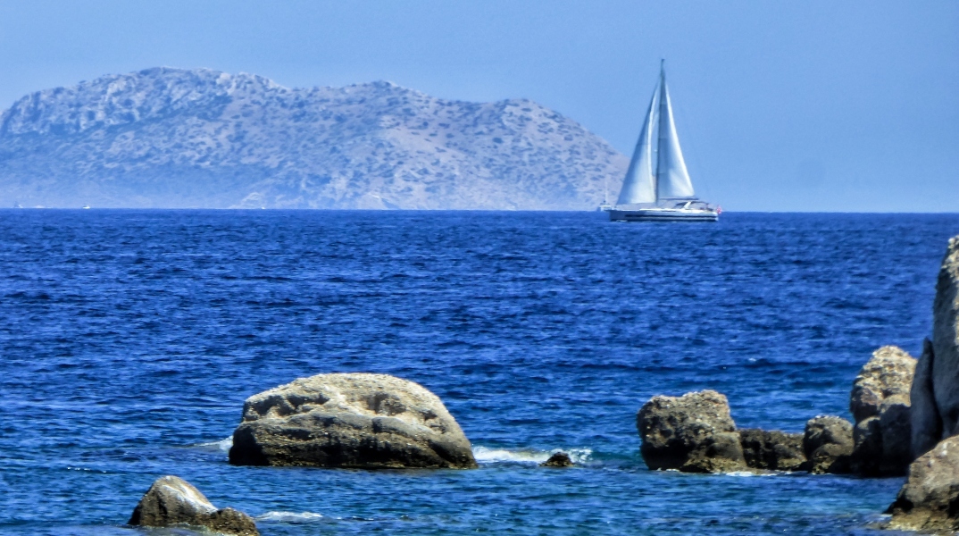 θαλασσα, ουρανος, συννεφα, καραβι