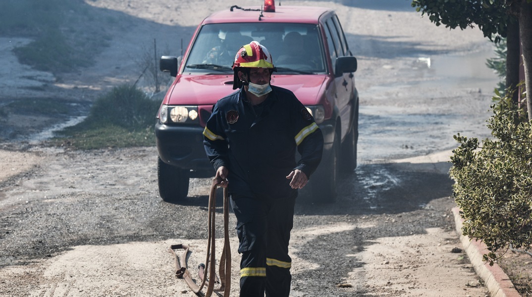 Φωτιά στον Κόκκινο Μύλο, κοντά σε κατοικημένη περιοχή
