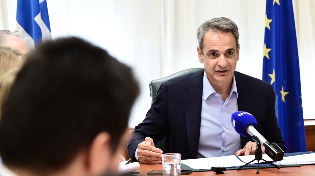 Πυρά της αντιπολίτευσης μετά τις ανακοινώσεις Μητσοτάκη για τα έσοδα από έκτακτη εισφορά στα διυλιστήρια