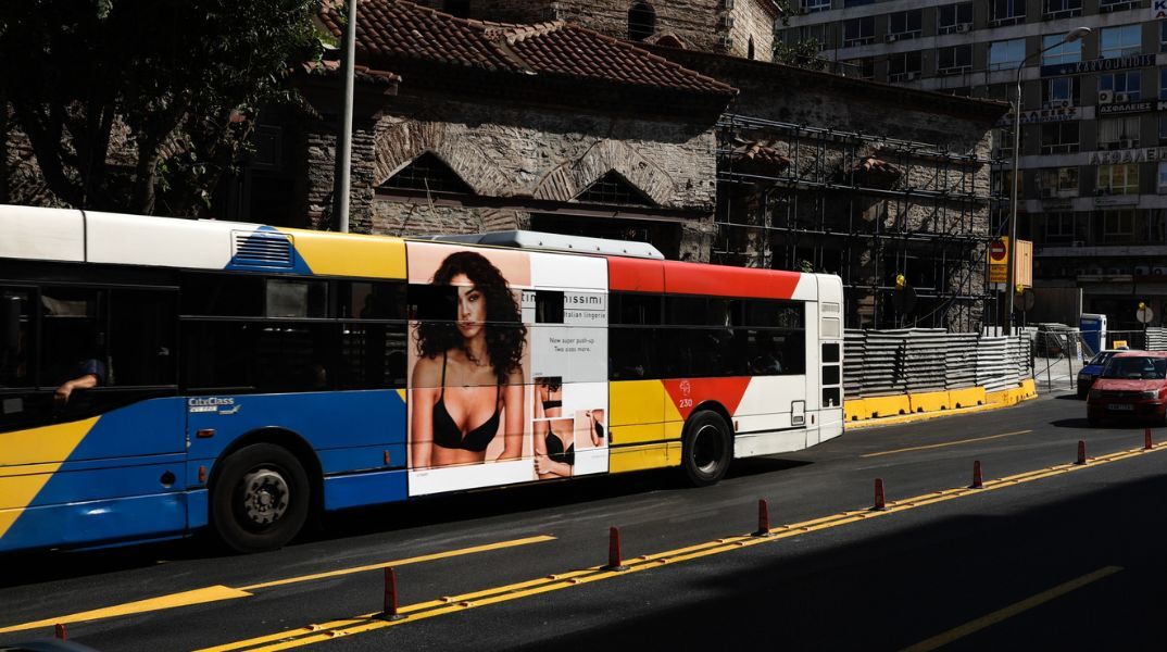 Λεωφορείο που φέρει διαφήμιση για εσώρουχα 