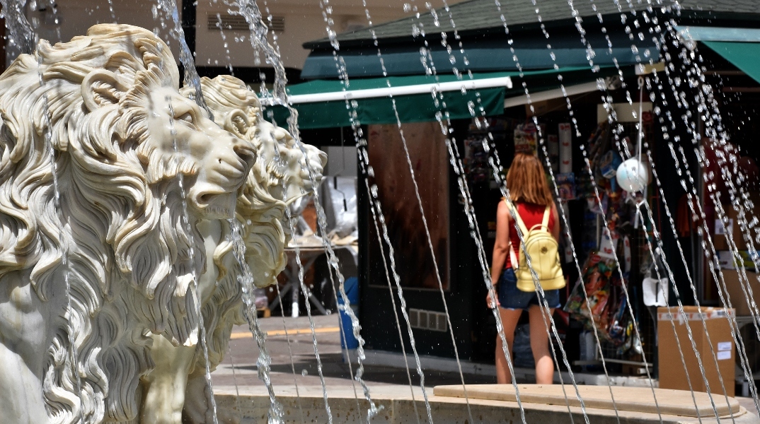 συντριβανι, αγαλματα λιονραριων, νερα, γυναικα