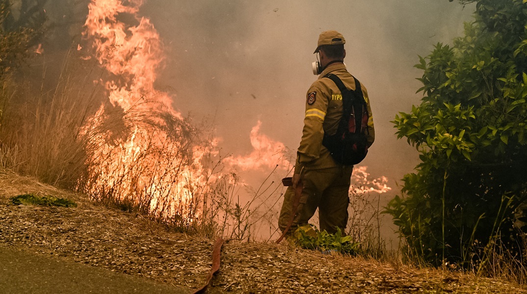 Νύχτα αγωνίας σε Ηλεία, Αχαΐα - Υψηλός ο κίνδυνος πυρκαγιάς και το Σάββατο
