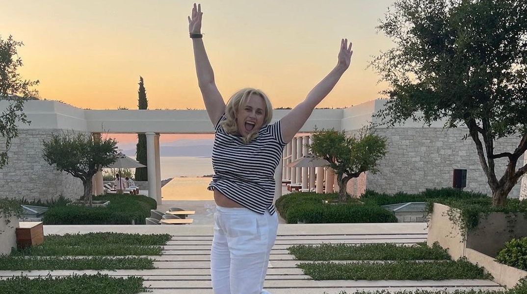 Ρέμπελ Γουίλσον: Συνεχίζει να απολαμβάνει τις διακοπές της στην Ελλάδα 