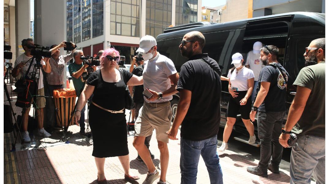 Φωτιά στην Ύδρα: Δίωξη κακουργηματικού χαρακτήρα για τους 13 της θαλαμηγού