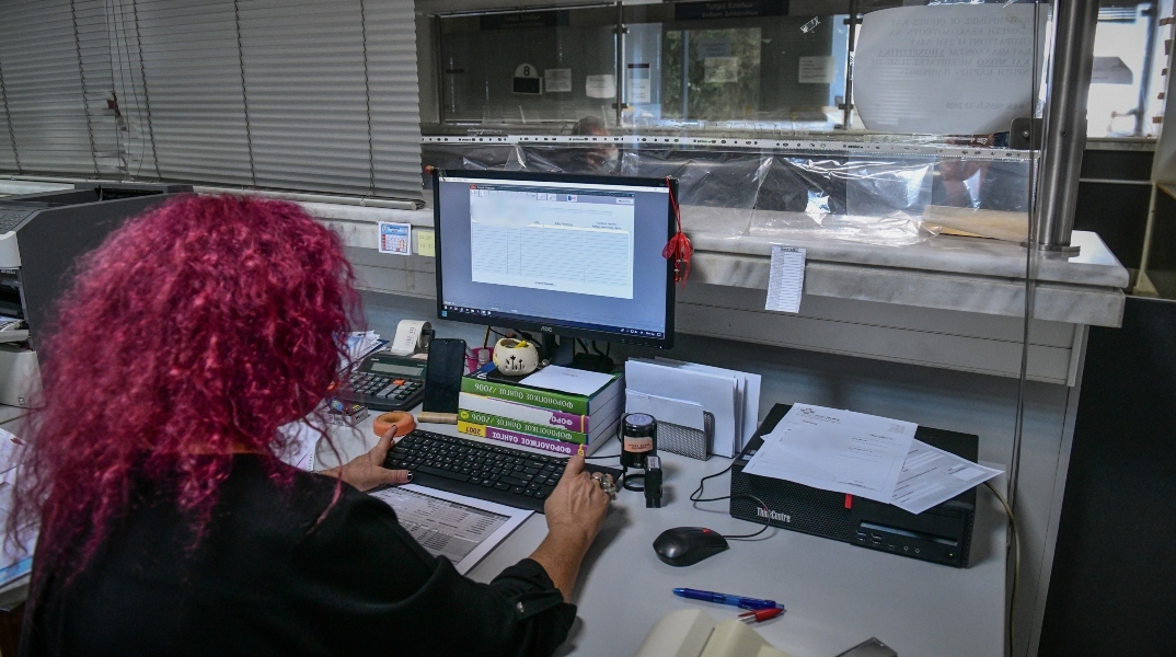 υπαλληλος μπροστα απο υπολογιστή