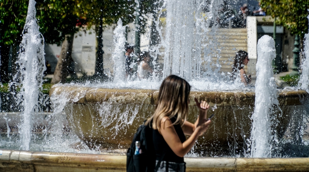 γυναικα, συντριβανι