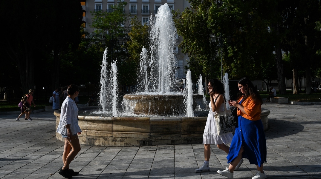 συντριβανι, περαστικοι, πλατεια