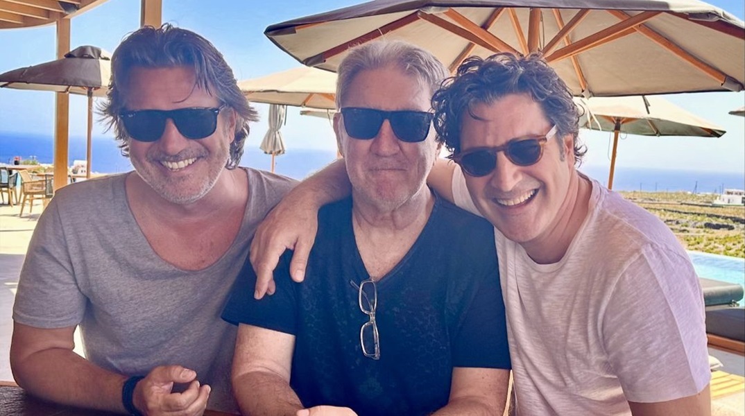 Χριστόφορος Παπακαλιάτης: Η φωτογραφία στη Σαντορίνη με τον πατέρα και τον αδερφό του