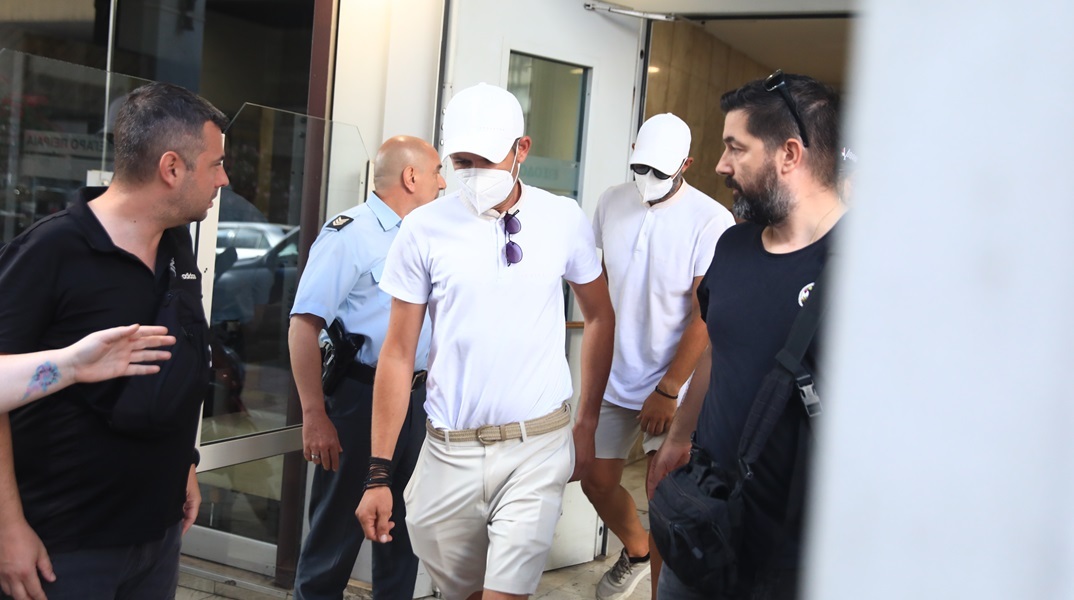 Ύδρα: «Ήμουν στην καμπίνα, όταν ξέσπασε η φωτιά, δεν ξέρω ποιος την προκάλεσε» λέει ο καπετάνιος της θαλαμηγού 