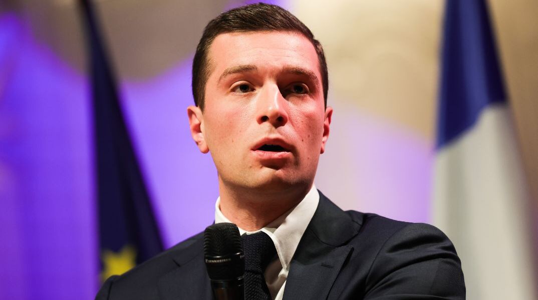 O Mπαρντέλα θέλει να  να αποκλείσει Γάλλους με διπλή υπηκοότητα από κρατικές θέσεις