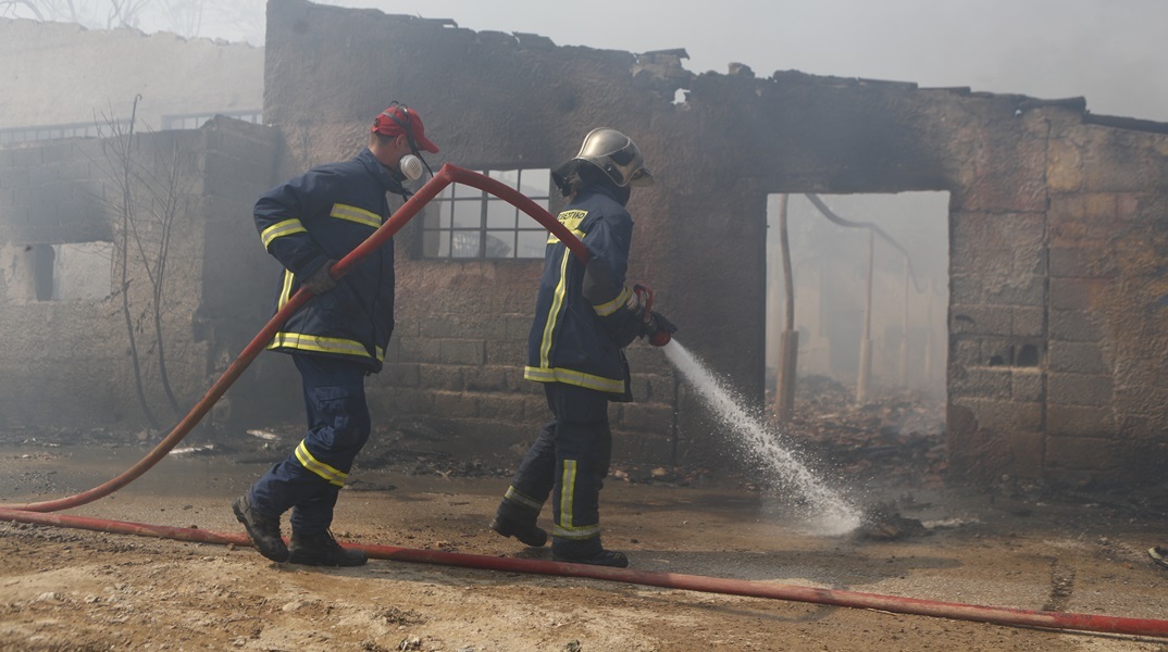Μοσχάτο: Υπό μερικό έλεγχο η φωτιά στο εγκαταλελειμμένο κτήριο